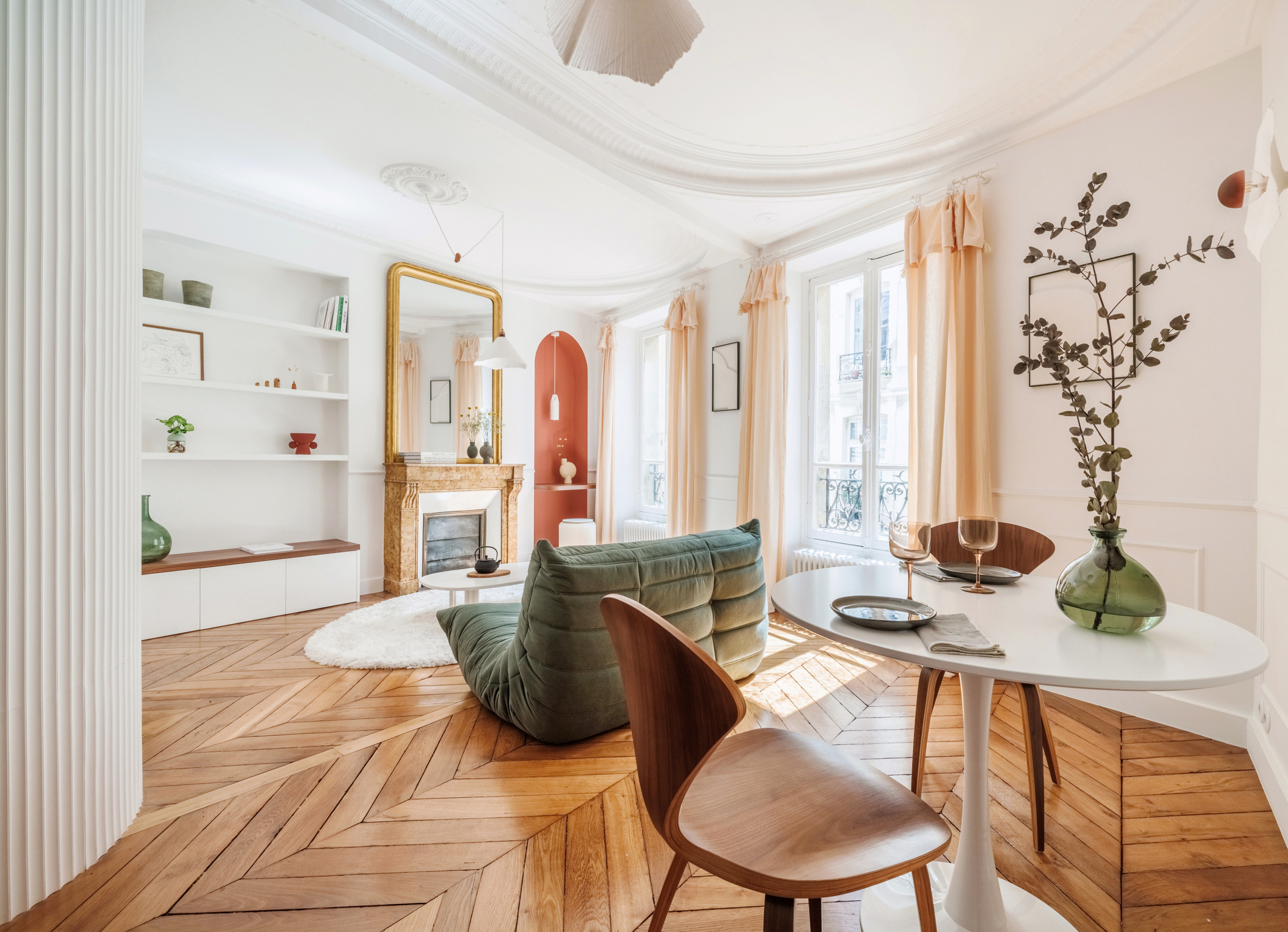 Salon haussmannien rénové avec moulures, cheminée en marbre, parquet en point de Hongrie et fenêtres sur balcon